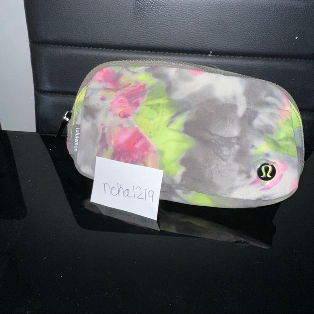 Lululemon Everywhere Belt Bag 1L- Hyper Dye Multi/Rover - Picture 3 of 10